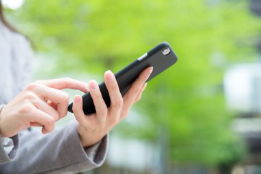 bir dokunmatik ekran smartphone kullanan kadın