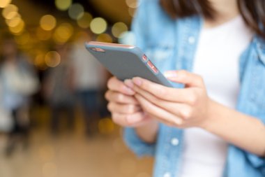 Akıllı telefon kullanan kadın