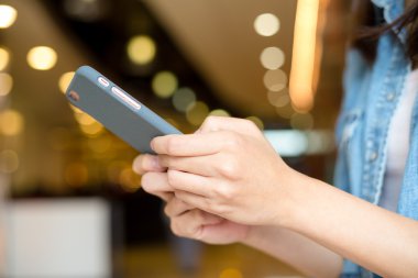 Akıllı telefon kullanan kadın