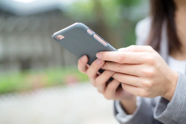 Femme utilisant un smartphone à écran tactile — Photo