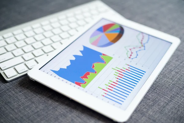 비즈니스 차트 화면에 디지털 태블릿 — 스톡 사진