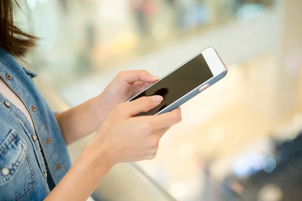 Frau nutzt Smartphone — Stockfoto