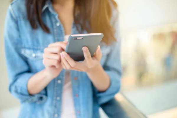 Mujer usando smartphone —  Fotos de Stock