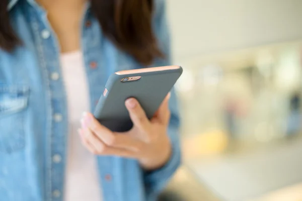 Woman using smartphone — Stock Photo, Image