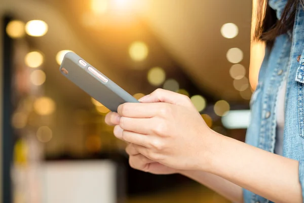 Mujer usando smartphone — Foto de Stock