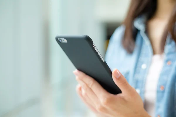 Vrouw met smartphone — Stockfoto