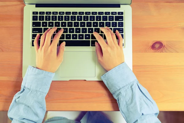 Woman typing on laptop computer — Stock Photo, Image