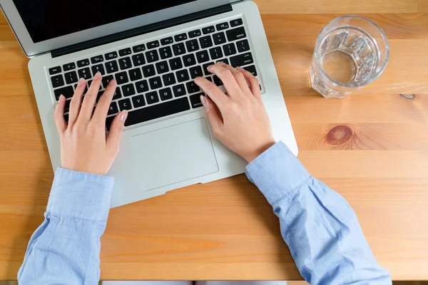 Woman typing on laptop computer — Stock Photo, Image