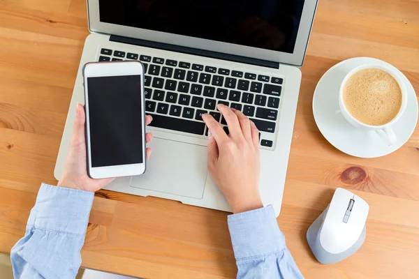 Mujer bebiendo café y sosteniendo su teléfono inteligente —  Fotos de Stock