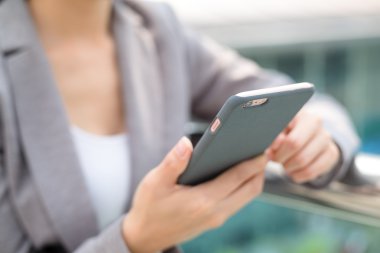 bir dokunmatik ekran smartphone kullanan kadın