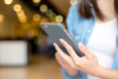 Akıllı telefon kullanan kadın