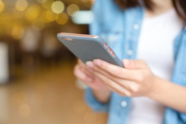 Akıllı telefon kullanan kadın