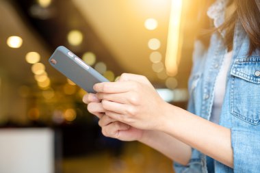 Akıllı telefon kullanan kadın