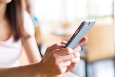 Cep telefonu kullanan kadın 