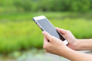 Kadın cep telefonu tutan