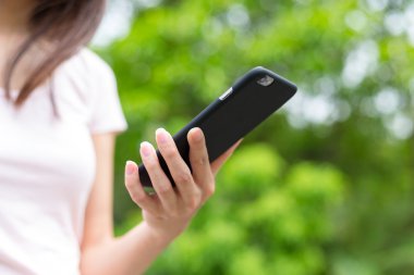 Cep telefonu kullanan kadın 