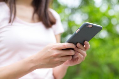 Cep telefonu kullanan kadın 