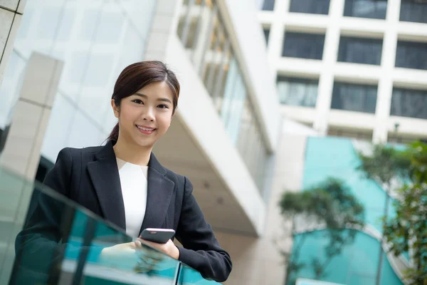 Giovane donna d'affari asiatica in abito da lavoro — Foto Stock