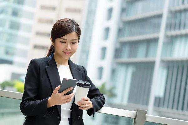 Giovane donna d'affari asiatica in abito da lavoro — Foto Stock