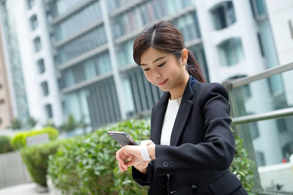 Giovane donna d'affari asiatica in abito da lavoro — Foto Stock