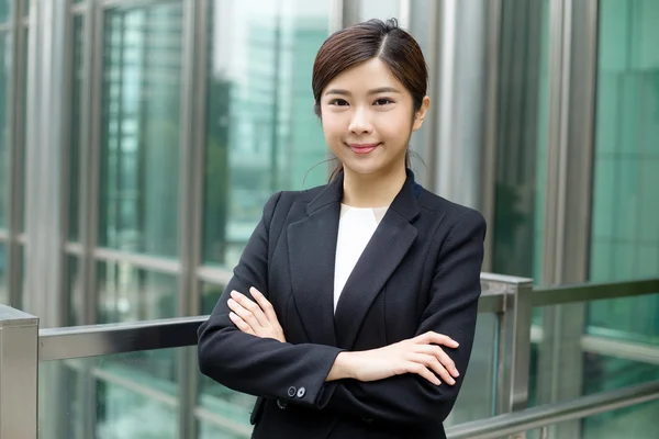 Junge asiatische Geschäftsfrau in Business-Anzug — Stockfoto