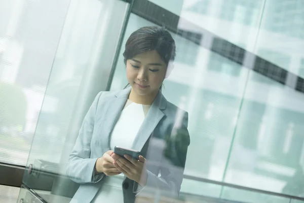 Giovane donna d'affari asiatica in abito da lavoro — Foto Stock