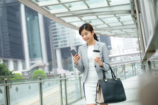 Giovane donna d'affari asiatica in abito da lavoro — Foto Stock