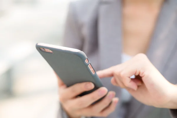 Mujer usando un teléfono inteligente con pantalla táctil — Foto de Stock