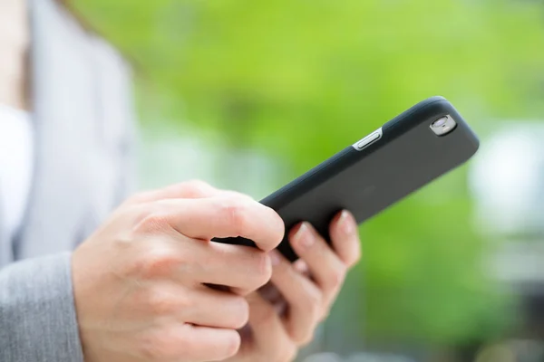 Zakenvrouw met behulp van mobiele telefoon — Stockfoto