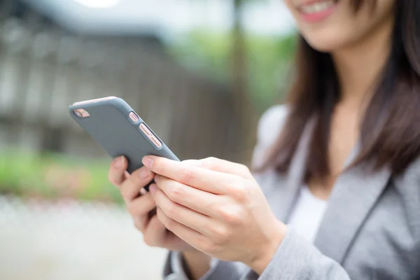 İş kadını cep telefonunuzun SMS gönderme — Stok fotoğraf