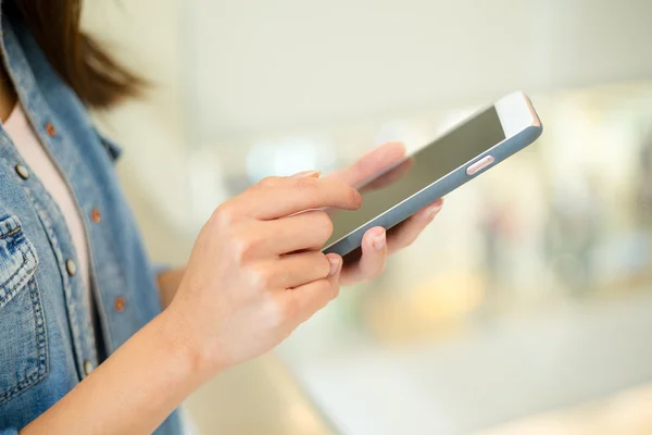 Woman holding smart phone — Stock Photo, Image