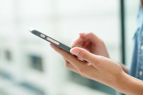 Mujer usando smartphone — Foto de Stock