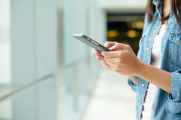 Mulher usando smartphone — Fotografia de Stock