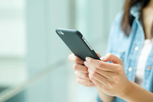 Vrouw met smartphone — Stockfoto