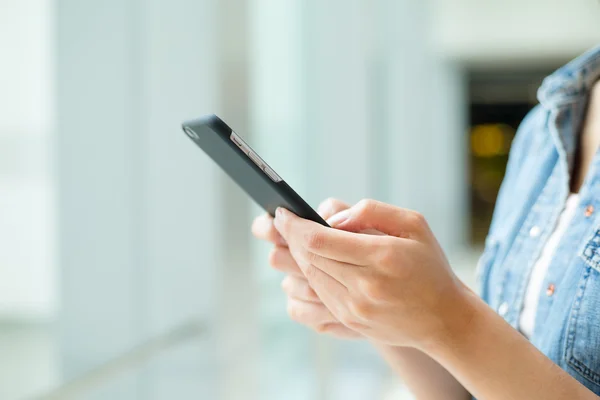 Mujer usando smartphone —  Fotos de Stock