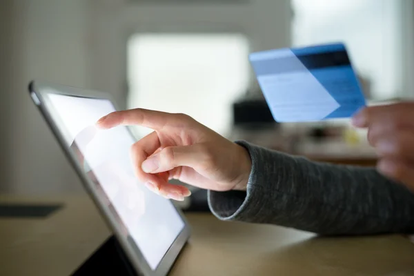 Mujer usando tableta PC con tarjeta de crédito — Foto de Stock