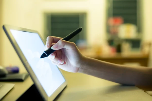 Vrouw die op tablet tekenen met pen — Stockfoto