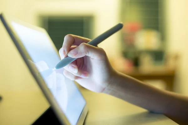 Woman drawing on tablet with pen — Stock Photo, Image