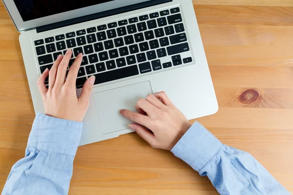 Frau benutzt ihren Laptop — Stockfoto