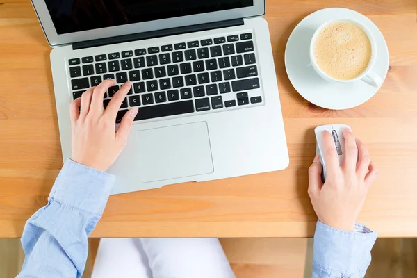 Vrouw met behulp van haar laptopcomputer — Stockfoto