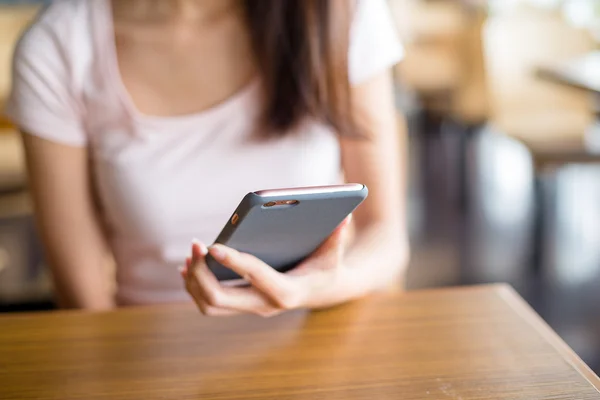 Woman using cellphone — Stock Photo, Image