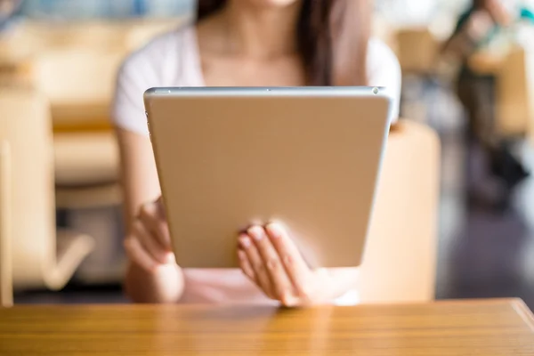 Mujer usando tableta digital pc — Foto de Stock