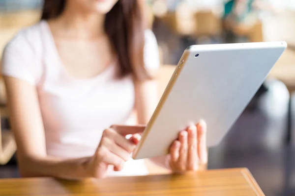 Mujer usando tableta digital PC en la cafetería —  Fotos de Stock