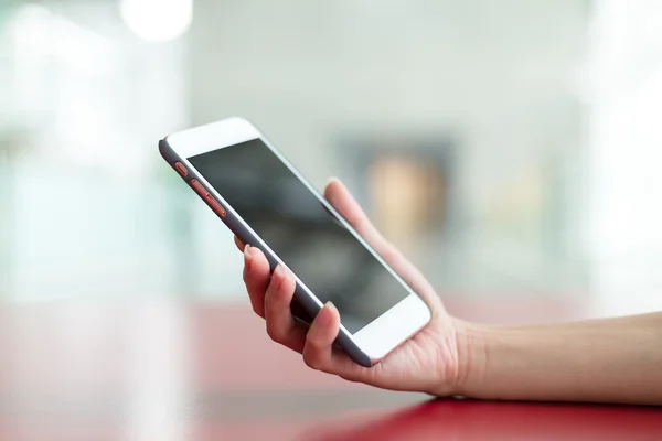 Human hand holds cellphone — Stock Photo, Image