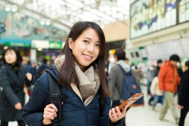 tren istasyonunda cep telefonu kullanan kadın