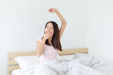 Asyalı genç kadın uyanma