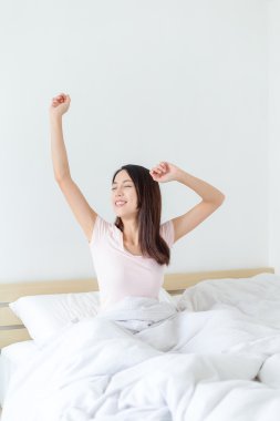 Yatağında uzanan kadın