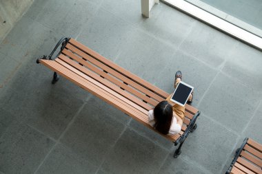 kadın bankta dijital tablet kullanma 