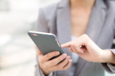 İş kadını touch cep telefonu