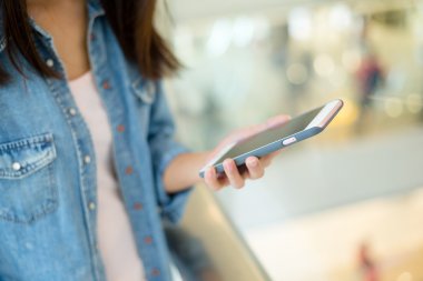 Cep telefonu kullanan kadın